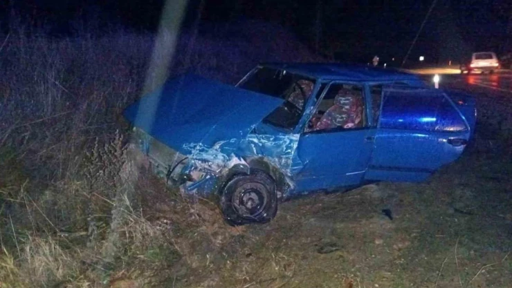 Gediz'de domuza çarpan araç başka bir araçla kafa kafaya çarpıştı: 5 yaralı