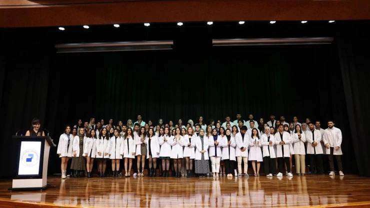 Geleceğin diş hekimleri beyaz önlüklerini giydiler