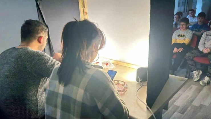 Geleneksel gölge oyunu Hacivat ve Karagöz çocuklarla buluştu