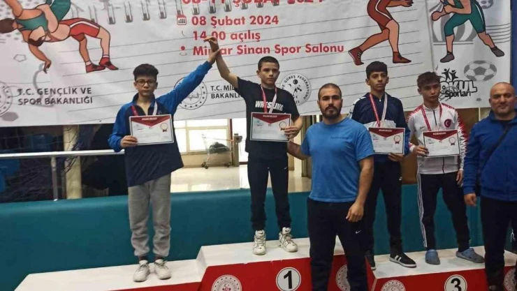 Genç güreşçilerden iki madalya