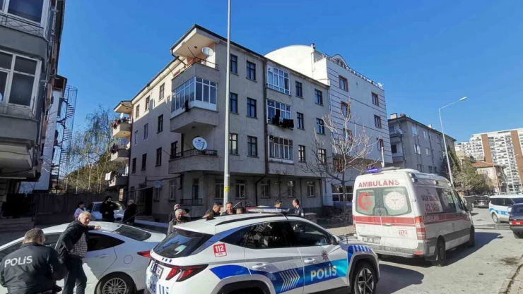 Genç kız annesini defalarca bıçaklayarak öldürdü