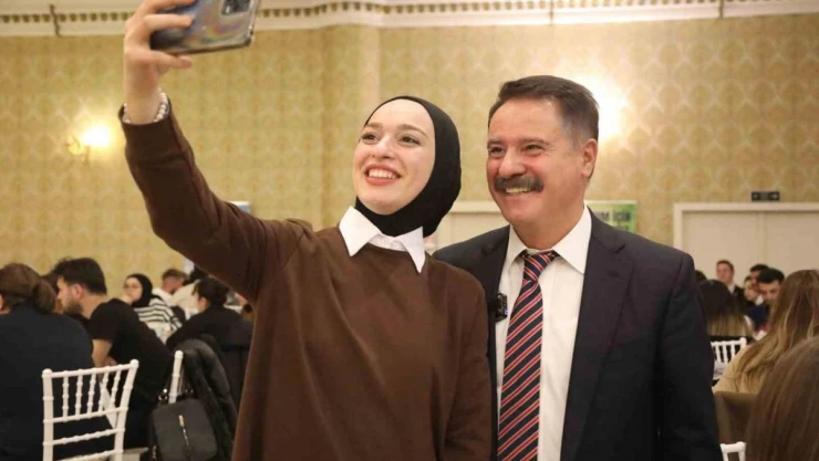 Gençler Başkan Deveci'ye projelerini anlattı