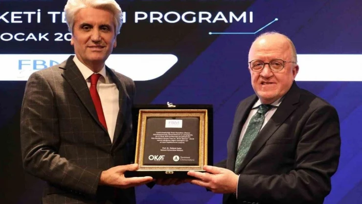 Gençlerin geleceğine yatırım yapanlara plaket