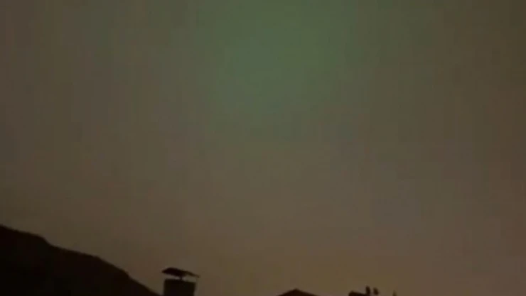 Gökyüzünde beliren 'yeşil ışık' telaşlandırdı