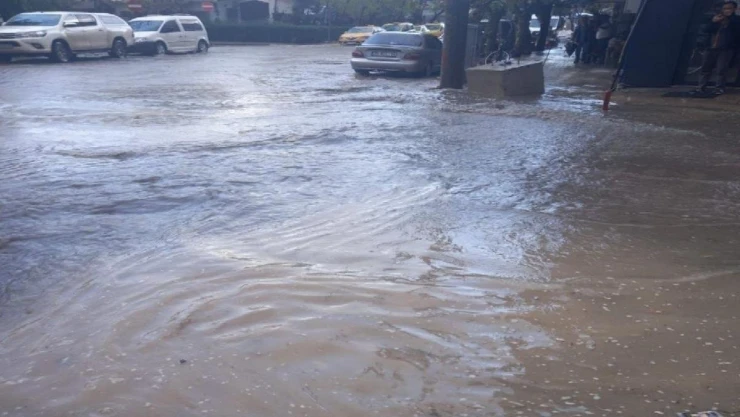 Gönen'de şiddetli yağış hayatı olumsuz etkiledi