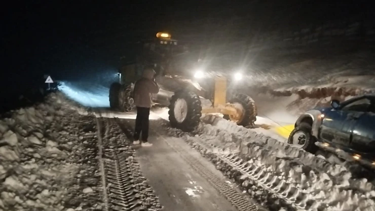Gümüşhane'de kar ve tipi nedeniyle mahsur kalan 6 kişi kurtarıldı