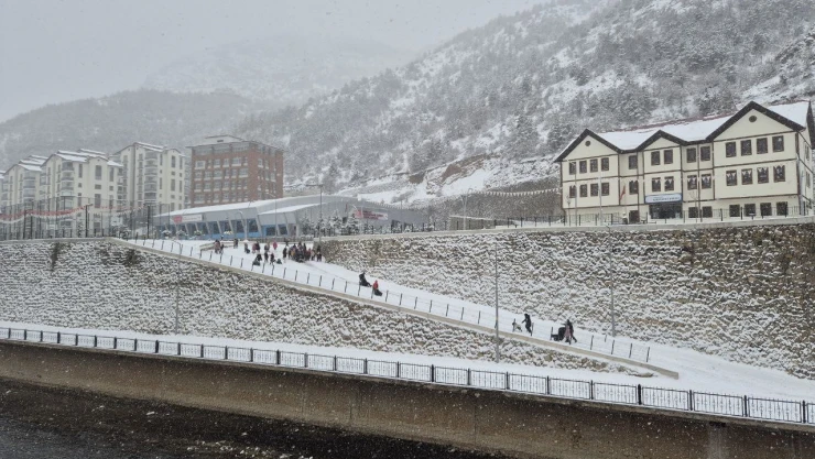 Gümüşhane'de karın keyfini çocuklar çıkardı