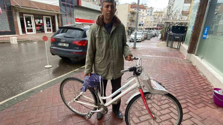 Gündüzleri bisikletle gazete dağıtıyor, akşamları mitingle seçime hazırlanıyor