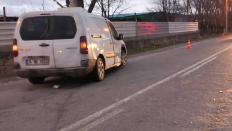 Hafif ticari araçla otomobil çarpıştı, 2 kişi yaralandı