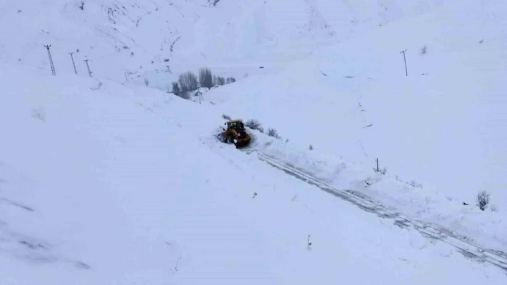 Hakkari'de 32 yerleşim yerinin yolu ulaşıma kapandı