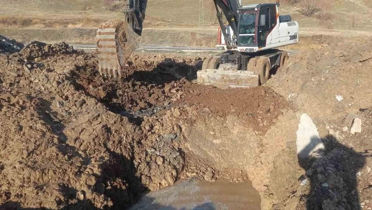 Hakkari'de içme suyu şebekesi patladı