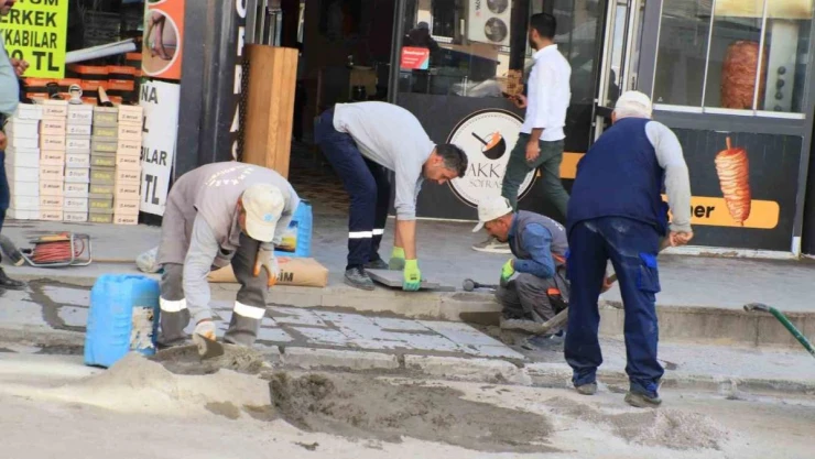 Hakkari'de kaldırımlar yenileniyor