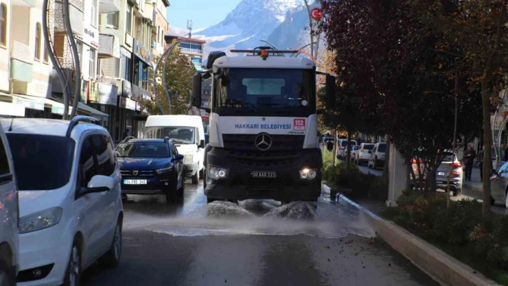 Hakkari'de yağmur sonrası cadde temizliği