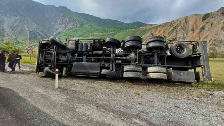 Hakkari'de yakıt tankeri yan yattı