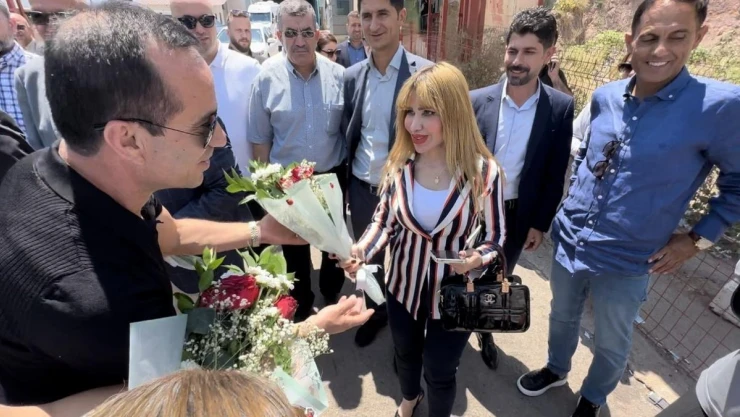 Hakkari'ye gelen Irak kafilesi güllerle karşılandı