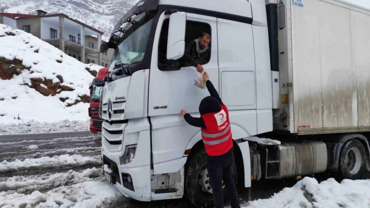 Hakkari yolda kalanlara kumanya dağıtıldı