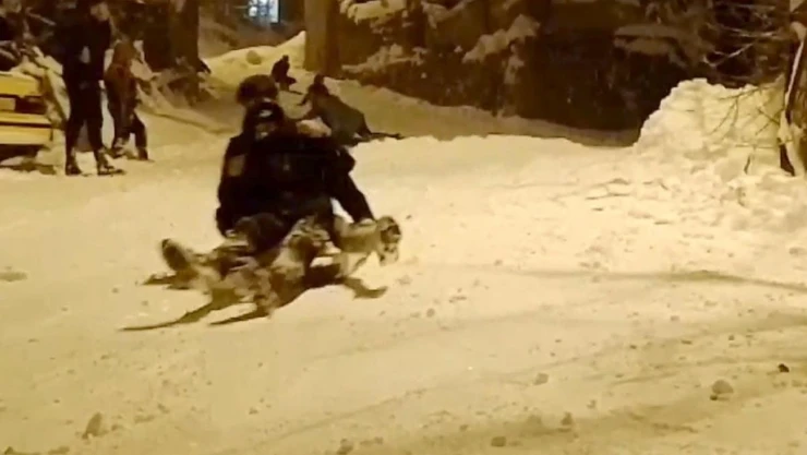 Hakkarili çocukların gece kızak keyfi