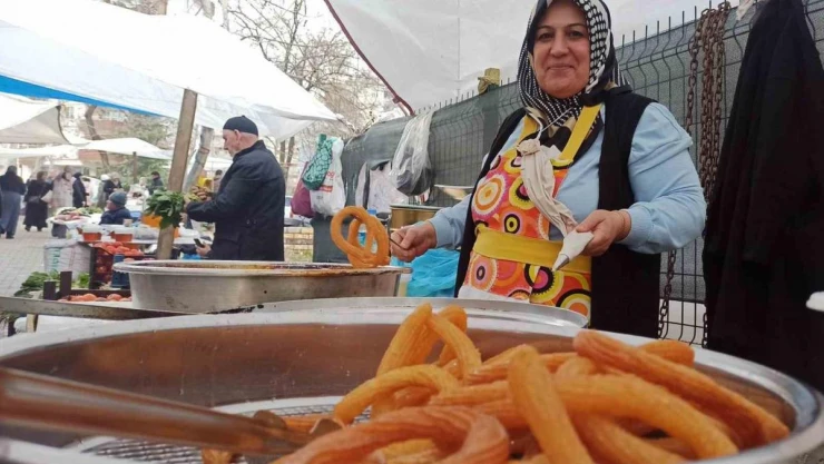 Halka tatlısı yapıp satarak aile bütçesine katkı sağlıyor