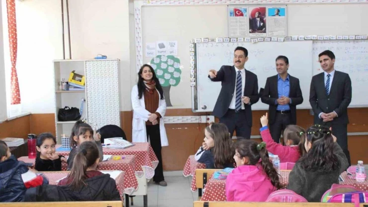 Hamur Kaymakamı Yıldırım, tiyatro, kan bağışı ve ziyaretlerle ilçede renkli günler yaşattı