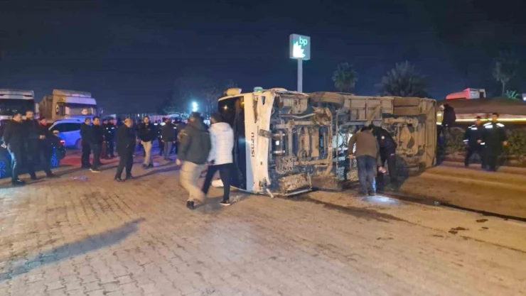 Hatay'da göreve giden polisleri taşıyan midibüs devrildi: 10 yaralı