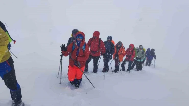 Hava muhalefeti Rus dağcıların zirve yapmasına izin vermedi
