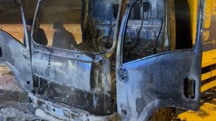 Havai fişekle çöp kamyonunu yaktılar