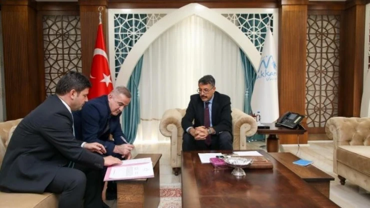 Hayırsever iş adamı iki arsasını okul yapımı için bağışladı