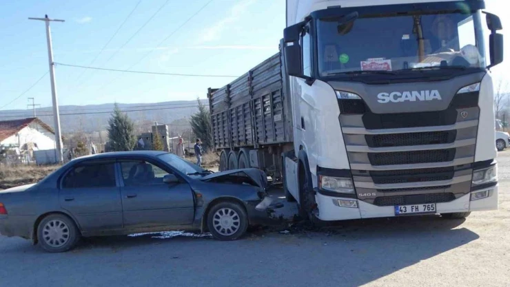 Hisarcık'ta tır ile otomobil çarpıştı: 4 yaralı