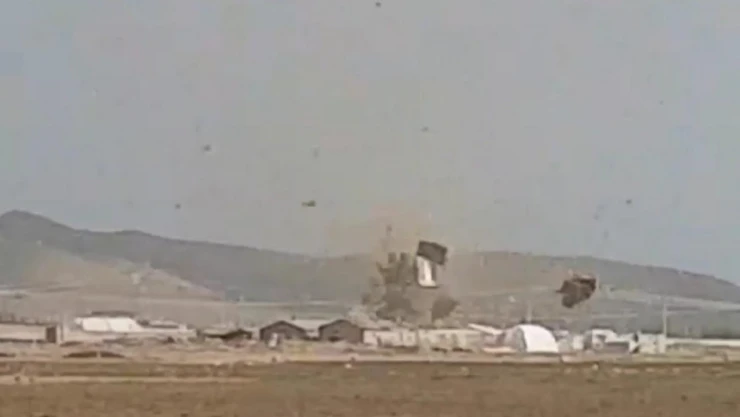 Hortum 4 ahırın çatısını kağıt gibi savurdu