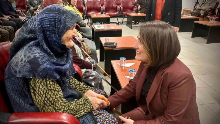 Huzurevindeki büyükleri yalnız bırakmadılar