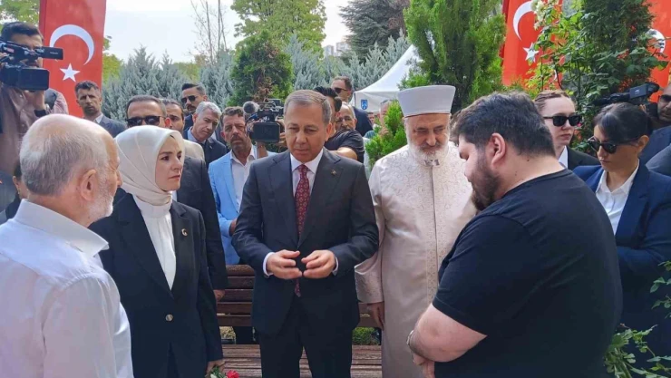 İçişleri Bakanı Yerlikaya ile Aile ve Sosyal Hizmetler Bakanı Göktaş, Karşıyaka Mezarlığı'nda yer alan 15 Temmuz Şehitliğindeki anma törenine katıldı