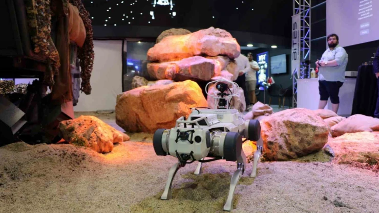 IDEF'te sergilenen zıplayan, takla atan ve selam veren robot köpekler ilgi görüyor