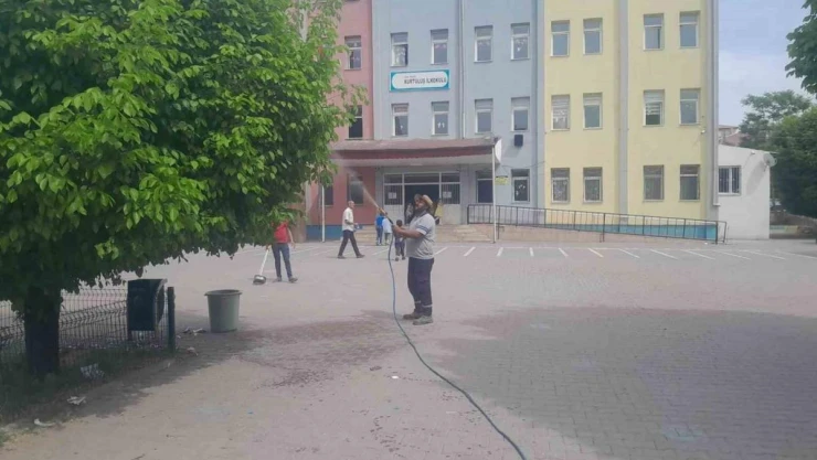 Iğdır'da okul bahçeleri ilaçlanıyor
