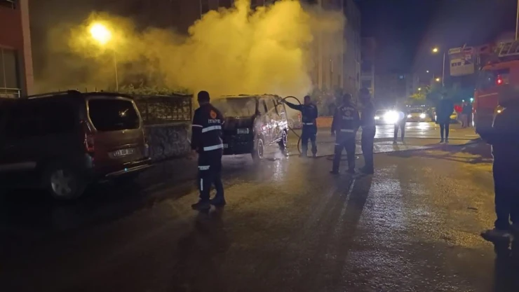 Iğdır'da park halindeki araç yangını geceyi aydınlattı