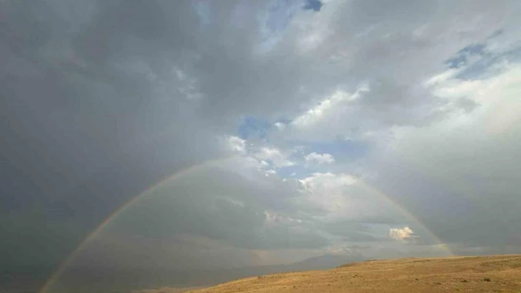 Iğdır'da yağış sonrası oluşan gökkuşağı görsel şölen oluşturdu