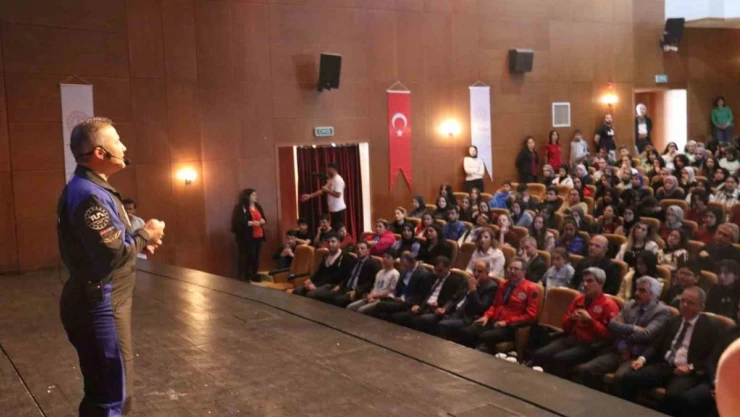 İlk Türk astronot Alper Gezeravcı öğrencilerle buluştu