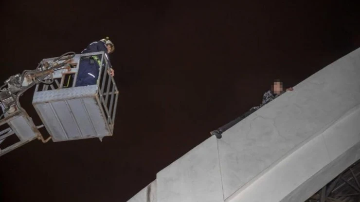 Instagram hikayesi duvarda mahsur bıraktı, arkadaşı 'böyle olmayın' diyerek gençleri uyardı