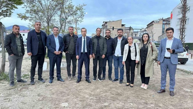 İpekyolu Caddesi'ndeki refüjde peyzaj çalışmalarının bitirilmemesine tepki