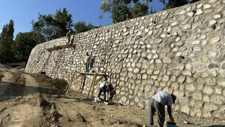 Irak sınırında istinat duvarı çalışması devam ediyor