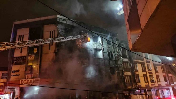 İş merkezinde başlayan yangın, yanındaki binalara ve araçlara sıçradı