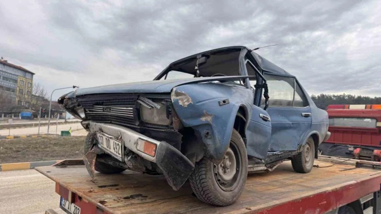 İşçi servisi ile otomobil çarpıştı: 6 yaralı