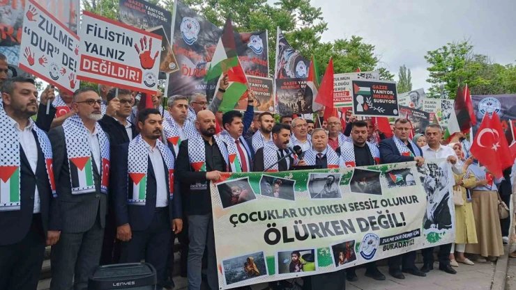İsrail Büyükelçiliği önünde siyah çelenkli protesto