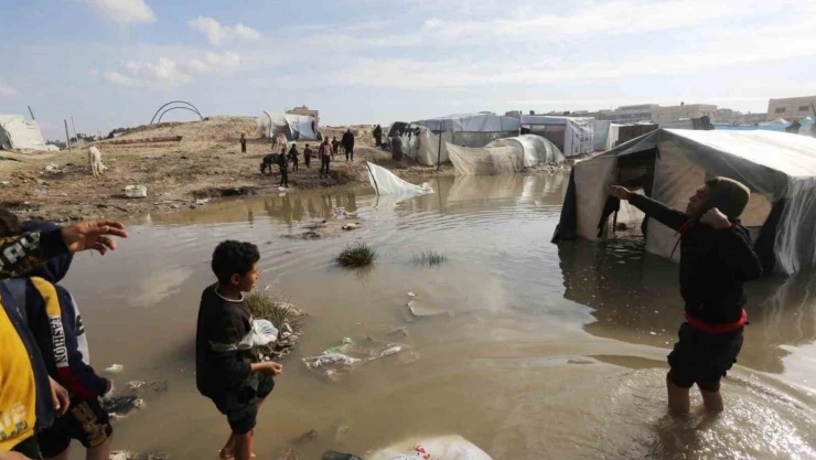 İsrail'den Han Yunus'taki mahallelere saldırı