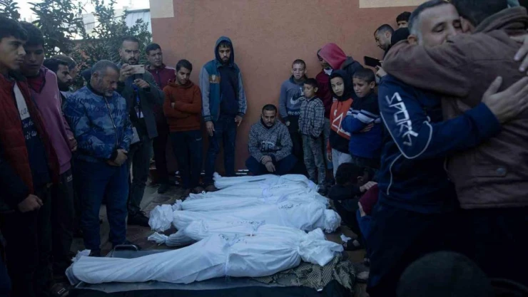 İsrail gece boyu Gazze'yi vurdu: 37 ölü