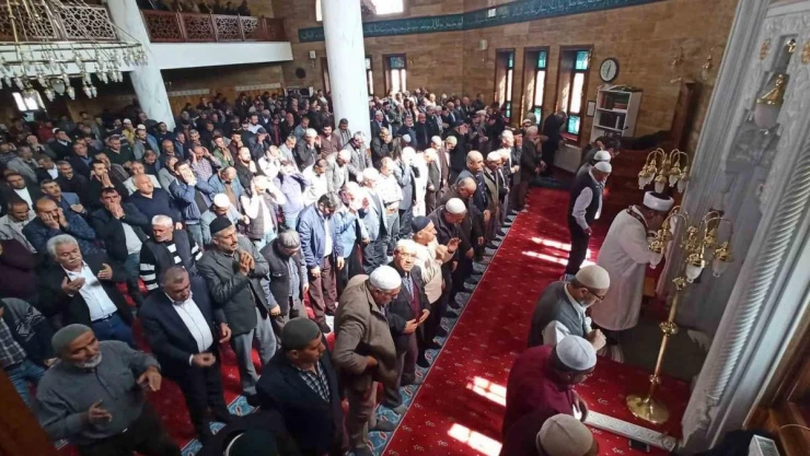 İsrail'in saldırılarında hayatını kaybeden Filistinliler için gıyabi cenaze namazı kılındı