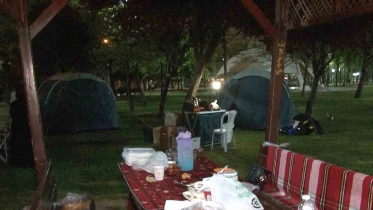 İstanbul'da deprem sonrası 2. gecede de vatandaşlar çadırda kalmaya devam ediyor