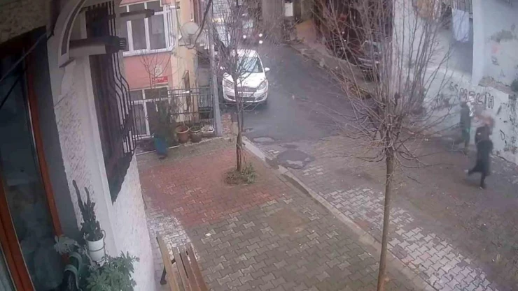 İstanbul'da faciadan dönülen anlar kamerada: Balkon bir anda çöktü, vatandaşlar dakikalarla kurtuldu