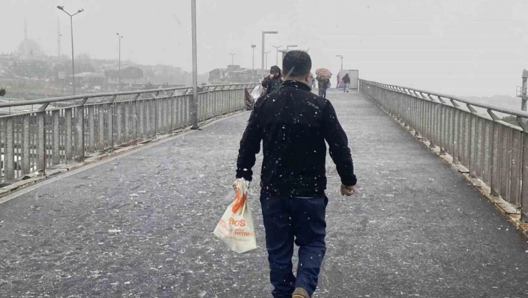 İstanbul'da kar etkili oluyor