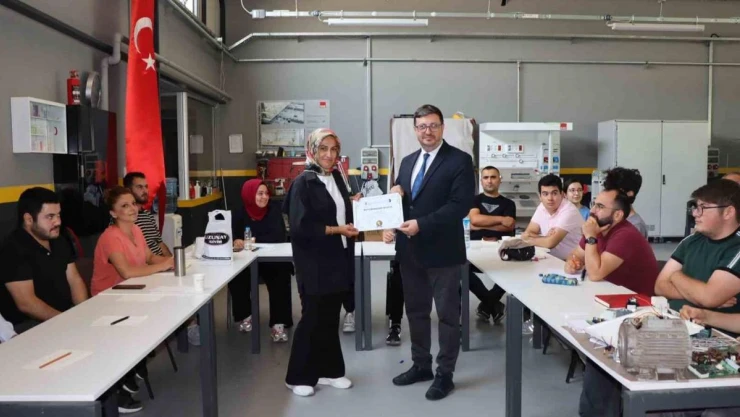 İstihdam Atölyesi Meslek Kazandırma Programı'nı tamamlayan kursiyerler sertifikalarını aldı