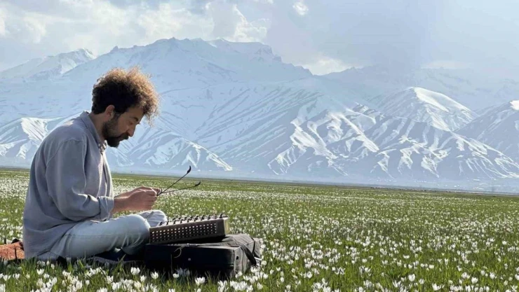 İsviçre'yi andıran manzarada santur keyfi